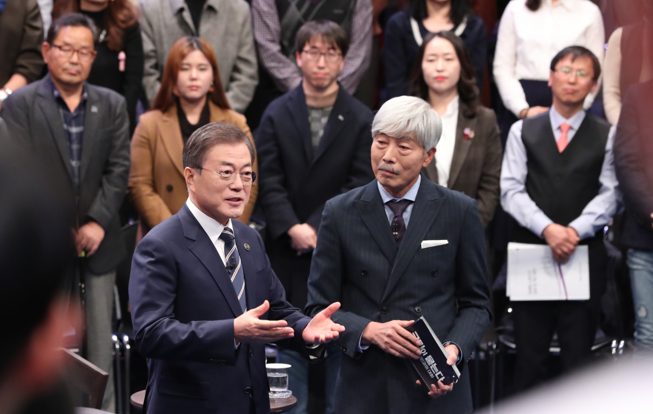 문재인 대통령이 19일 오후 서울 상암동 MBC에서 '국민이 묻는다, 2019 국민과의 대화'에 앞서 사회자인 가수 배철수 씨와 대화하고 있다. [연합]