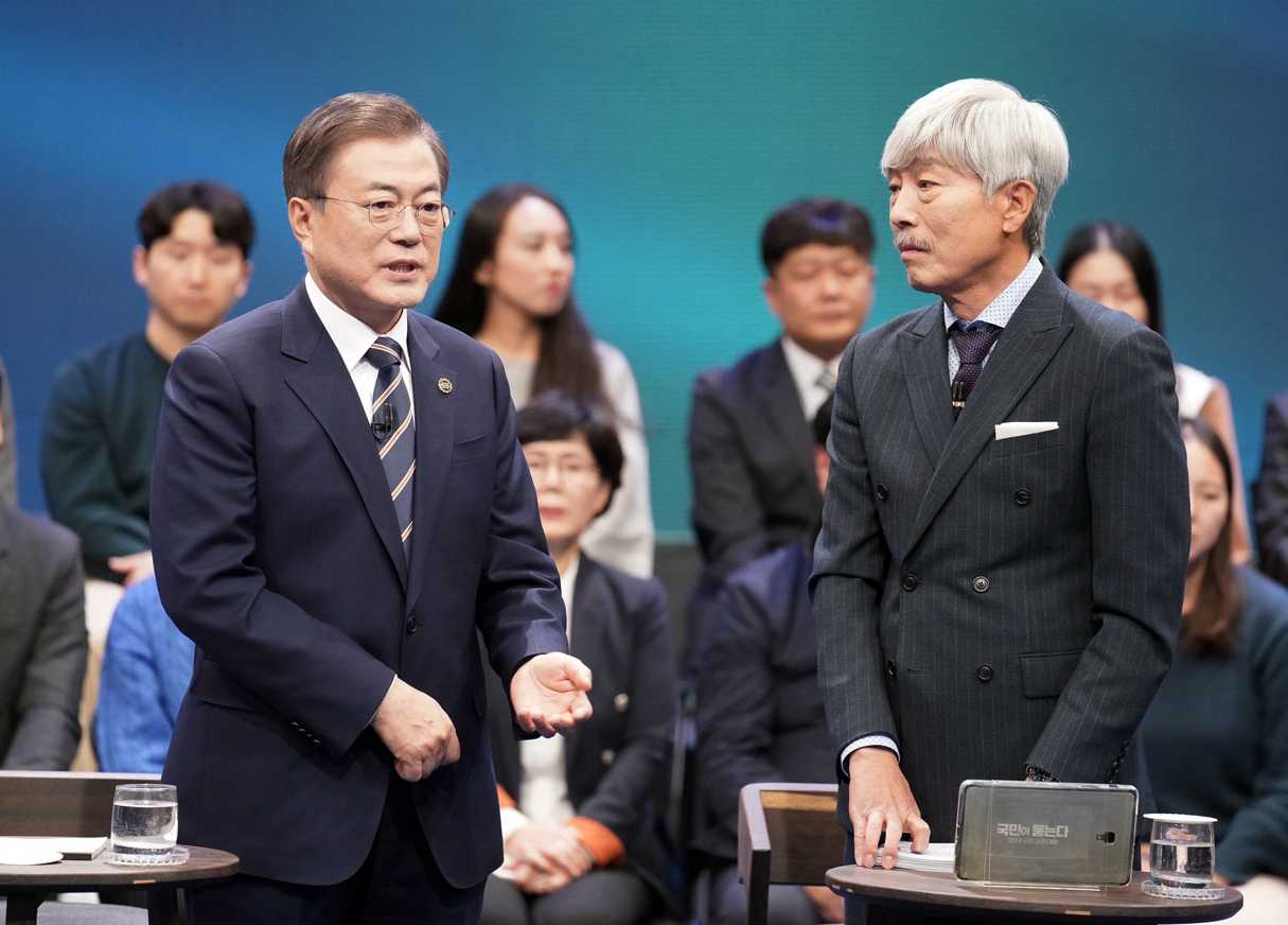 문재인 대통령이 19일 오후 서울 상암동 MBC에서 열린 '국민이 묻는다, 2019 국민과의 대화'에서 출연해 질문에 답변하고 있다. [연합]