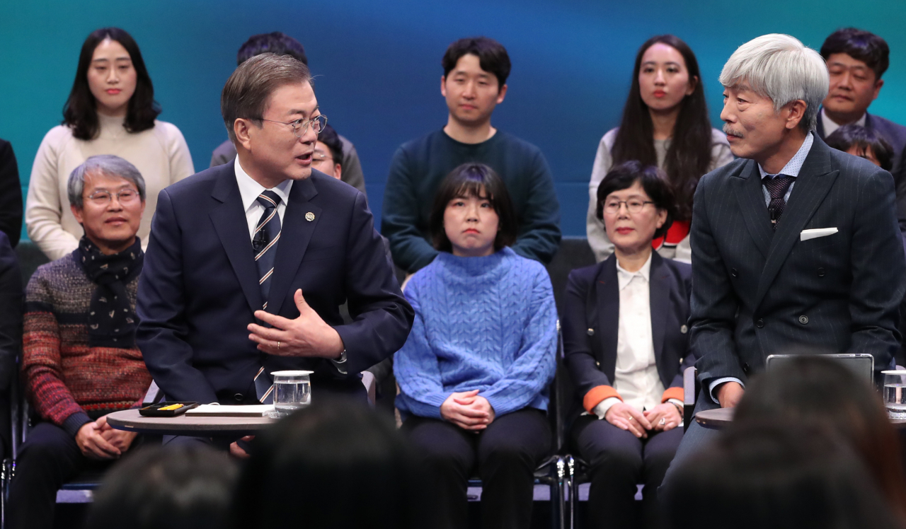 문재인 대통령이 19일 오후 서울 상암동 MBC에서 '국민이 묻는다, 2019 국민과의 대화'를 하고 있다. 연합뉴스