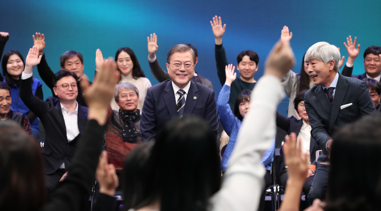 문재인 대통령은 19일 ‘국민이 묻는다, 2019 국민과의 대화’에서 불과 2년 전만 해도 한반도는 전세계에서 가장 전쟁위험이 높은 곳이었다면서 남북관계가 굉장히 보람을 많이 느끼는 분야라고 말했다. [연합]