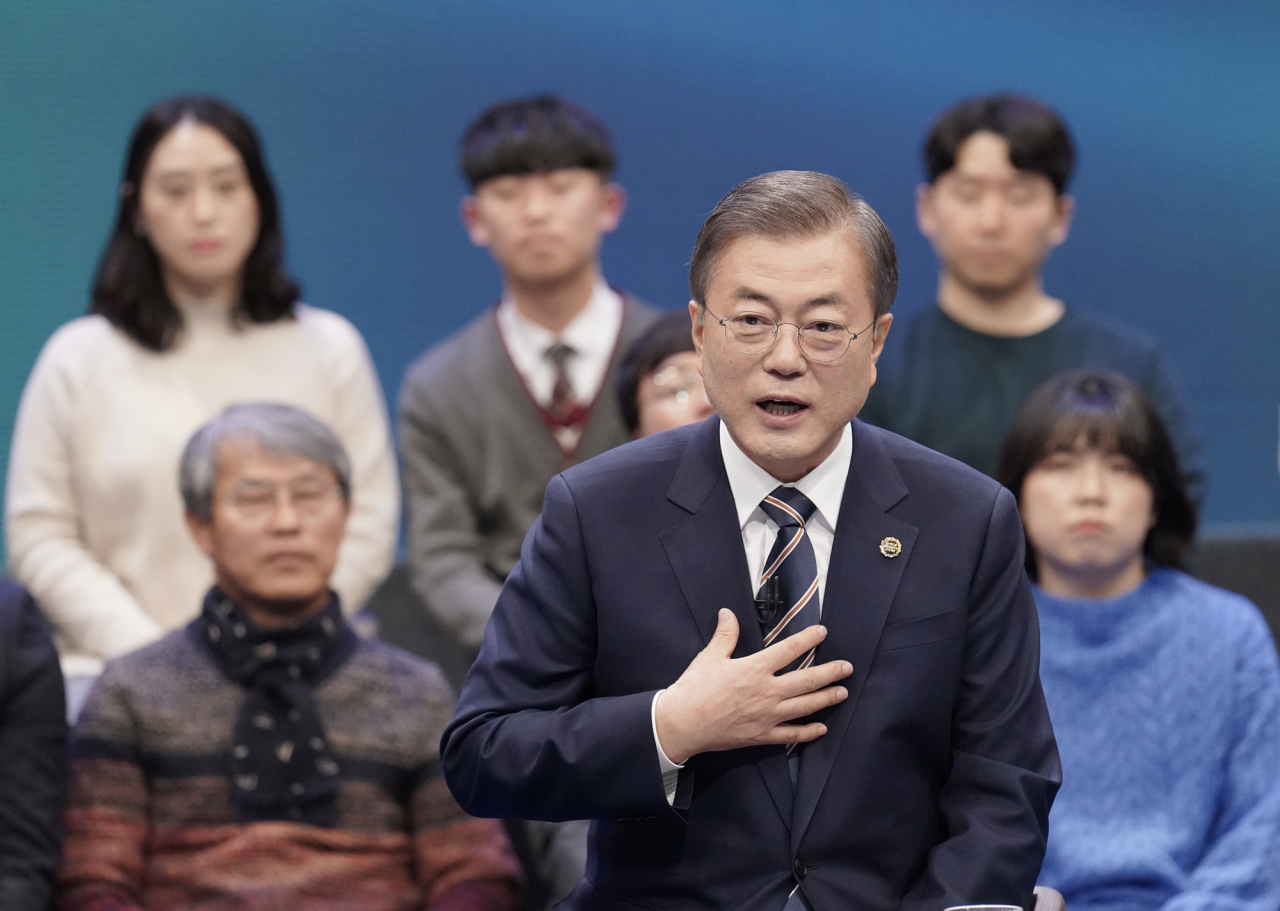 문재인 대통령이 19일 오후 서울 상암동 MBC에서 '국민이 묻는다, 2019 국민과의 대화'를 하고 있다. [연합뉴스]