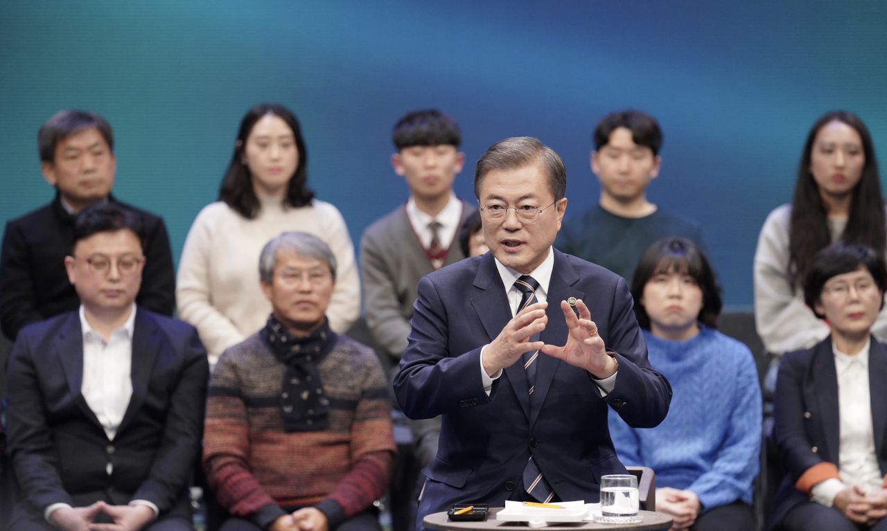 문재인 대통령이 19일 오후 서울 상암동 MBC에서 '국민이 묻는다, 2019 국민과의 대화'를 하고 있다. [연합뉴스]