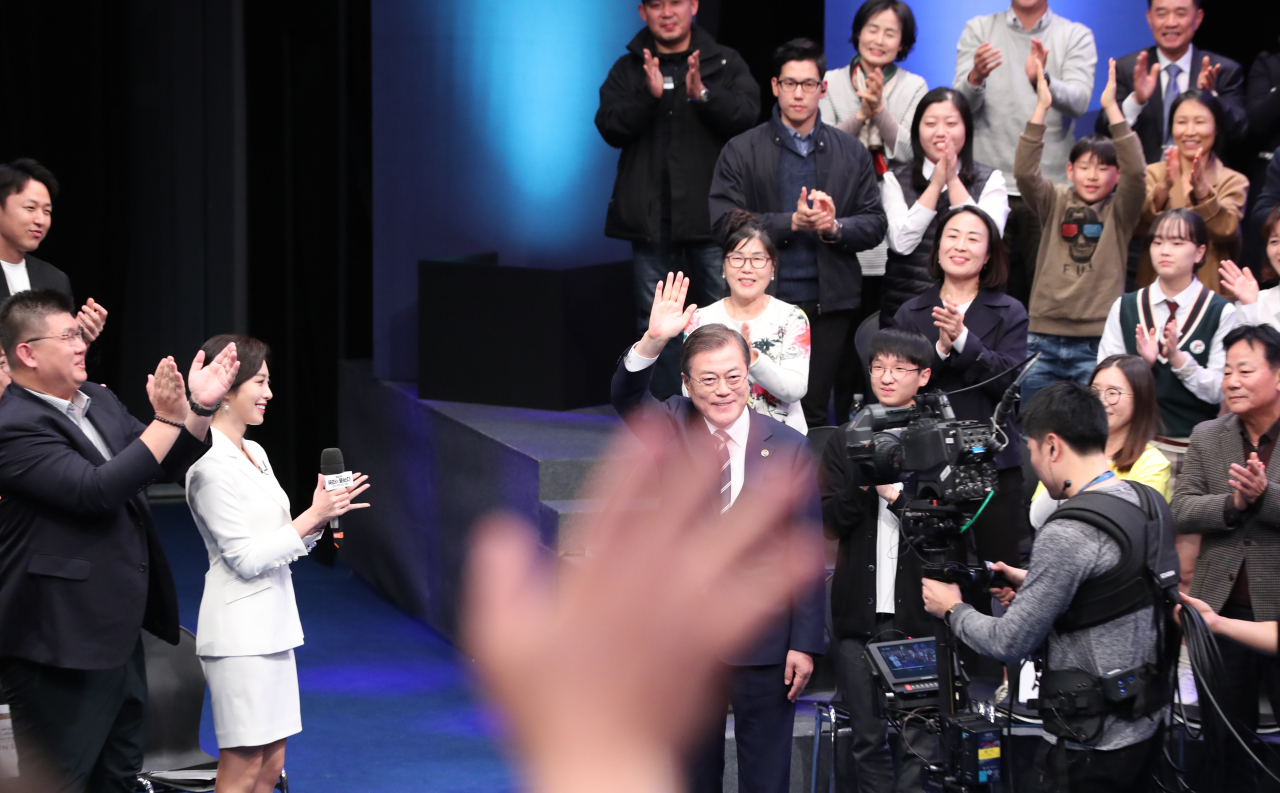 19일 오후 서울 상암동 MBC에서 열린 '국민이 묻는다, 2019 국민과의 대화'에 문재인 대통령이 입장하자 국민 패널들이 환호하고 있다. [연합뉴스]