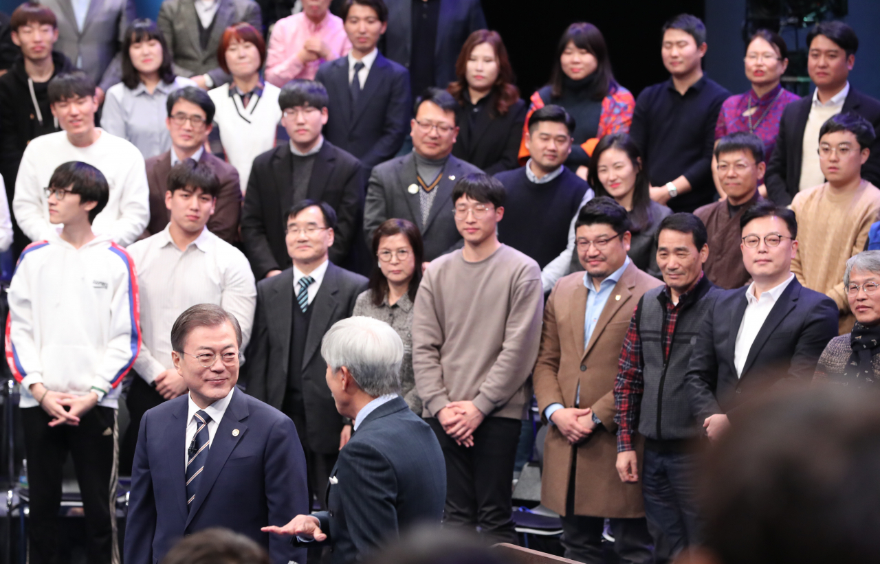 문재인 대통령이 19일 오후 서울 상암동 MBC에서 '국민이 묻는다, 2019 국민과의 대화' 시작 전 사회자 배철수 씨와 대화하고 있다. [연합뉴스]