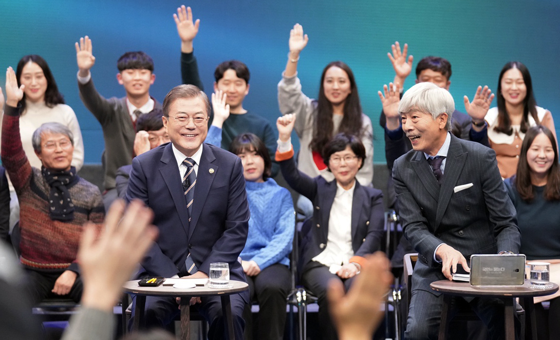문재인 대통령이 19일 오후 서울 상암동 MBC에서 열린 '국민이 묻는다, 2019 국민과의 대화'에서 패널들의 질문을 받고 있다. [연합]