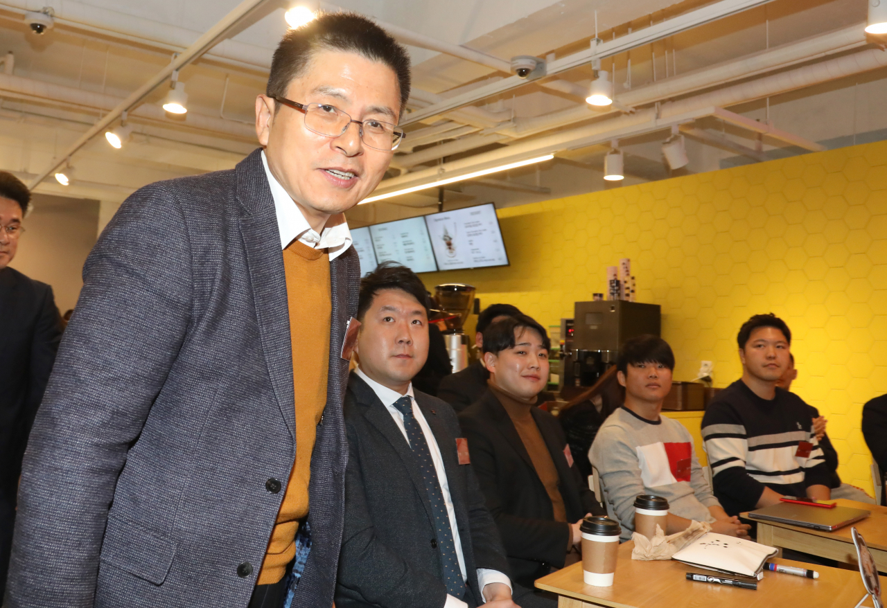 황교안 자유한국당 대표가 19일 서울 마포구 꿀템 카페에서 열린 '자유한국당 청년 정책 비전 발표회'장으로 입장하고 있다. [연합]