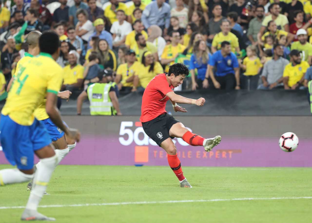 19일(한국시간) 아랍에미리트(UAE) 아부다비의 모하메드 빈 자예드 스타디움에서 열린 대한민국과 브라질 대표팀의 친선경기에서 손흥민이 중거리슛을 날리고 있다. [연합]