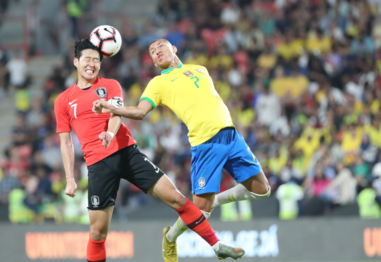 19일(한국시간) 아랍에미리트(UAE) 아부다비의 모하메드 빈 자예드 스타디움에서 열린 대한민국과 브라질 대표팀의 친선경기에서 손흥민이 히샬리송(에버턴)과 공중볼을 다투고 있다. [연합]