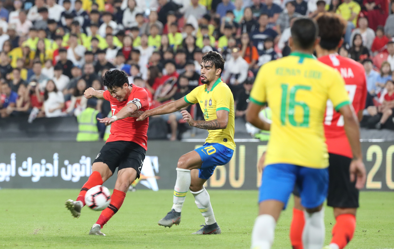 19일(한국시간) 아랍에미리트(UAE) 아부다비의 모하메드 빈 자예드 스타디움에서 열린 대한민국과 브라질 대표팀의 친선경기에서 손흥민이 중거리슛을 날리고 있다. [연합]