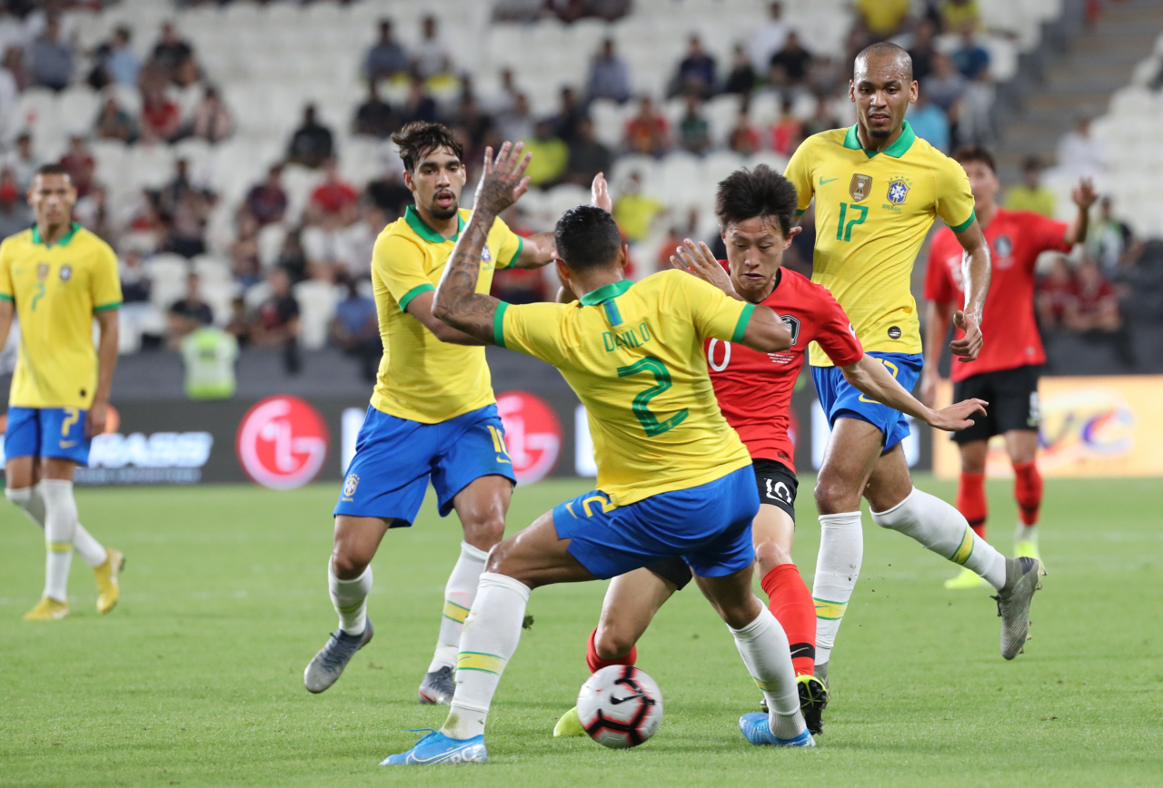 19일(한국시간) 아랍에미리트(UAE) 아부다비의 모하메드 빈 자예드 스타디움에서 열린 대한민국과 브라질 대표팀의 친선경기에서 이재성이 다닐루(유벤투스)의 수비를 피해 골문을 향해 드리블 하고 있다. [연합]