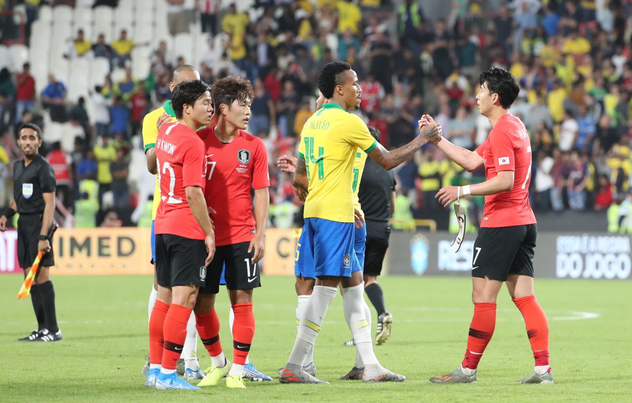 19일(한국시간) 아랍에미리트(UAE) 아부다비의 모하메드 빈 자예드 스타디움에서 열린 대한민국과 브라질 대표팀의 친선경기에서 0-3으로 패한 축구대표팀의 손흥민이 에데르 밀리탕(레알 마드리드)과 악수하고 있다. [연합]