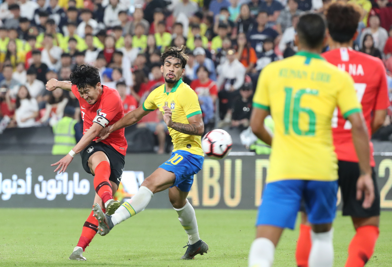 19일(한국시간) 아랍에미리트(UAE) 아부다비의 모하메드 빈 자예드 스타디움에서 열린 대한민국과 브라질 대표팀의 친선경기에서 손흥민이 루카스 파케타(AC밀란)의 수비를 피해 중거리슛을 날리고 있다. [연합]
