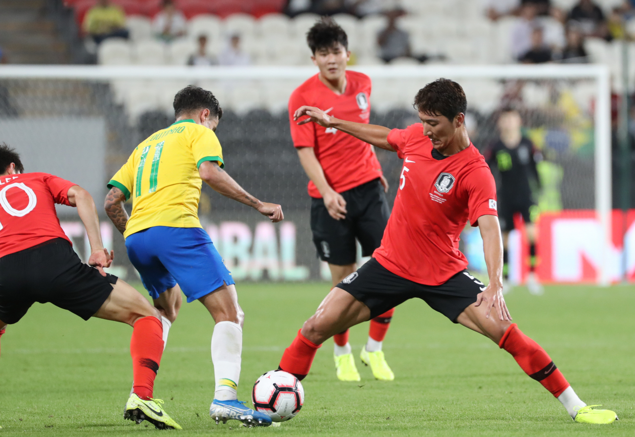 19일(한국시간) 아랍에미리트(UAE) 아부다비의 모하메드 빈 자예드 스타디움에서 열린 대한민국과 브라질 대표팀의 친선경기에서 정우영이 필리피 코치뉴(바이에른 뮌헨)의 볼을 빼앗고 있다. [연합]