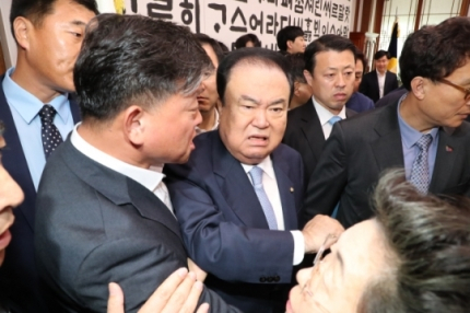 문희상 국회의장(가운데)이 지난 4월24일 오전 여야 4당의 패스트트랙 문제로 국회의장실을 항의 방문한 자유한국당 의원들을 피해 이동하다 김명연 의원 등에게 막히고 있다. [연합]