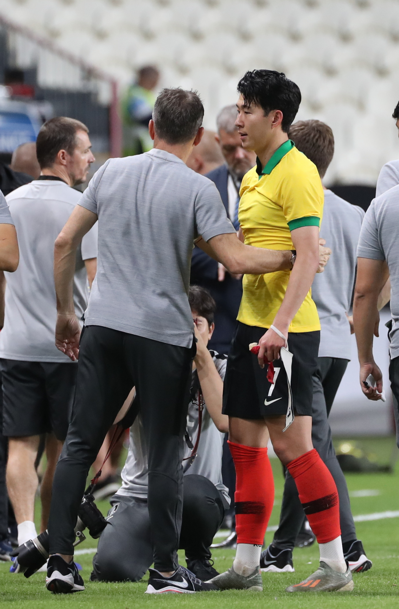 19일(현지시간) 아랍에미리트(UAE) 아부다비의 모하메드 빈 자예드 스타디움에서 열린 브라질과 A매치에서 0-3으로 패한 한국의 손흥민(오른쪽)이 파울루 벤투 감독의 격려를 받고 있다. 손흥민은 브라질 선수와 교환한 유니폼을 입고 있다. [연합]