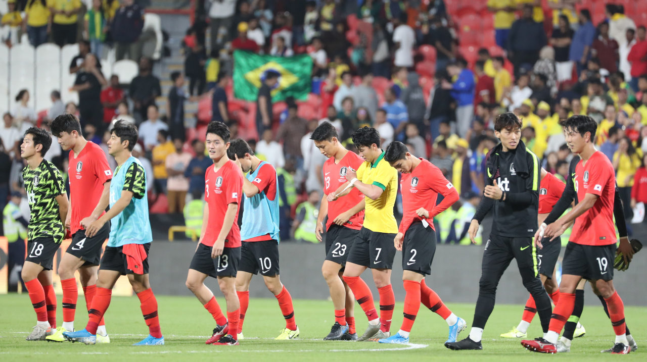 19일(한국시간) 아랍에미리트(UAE) 아부다비의 모하메드 빈 자예드 스타디움에서 열린 대한민국과 브라질 대표팀의 친선경기에서 0-3으로 패한 축구대표팀의 손흥민 등 선수들이 경기장을 아쉬운 표정으로 경기장을 나가고 있다. [연합]