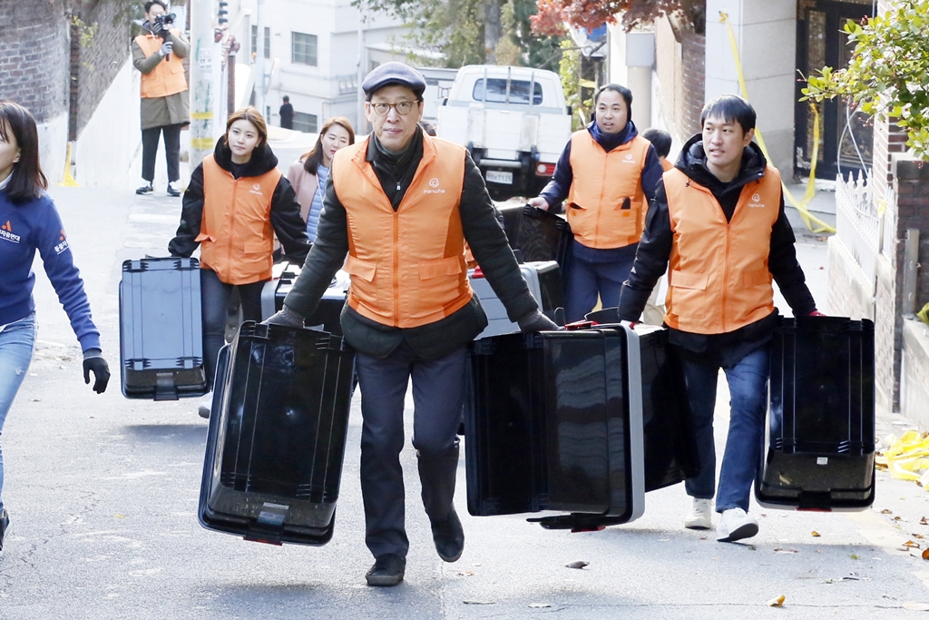 한화갤러리아 김은수 대표 등 임직원 봉사단 11명은 19일 서울시 서초구에 위치한 재건축 단지를 방문, 길고양이 50여 마리의 안전한 겨울나기를 위한 겨울집 및 고양이 급식소 50채를 설치하고 항생제와 사료를 지원하는 ‘길고양이 생명존중 사회공헌 활동을 진행했다. [한화갤러리아 제공]