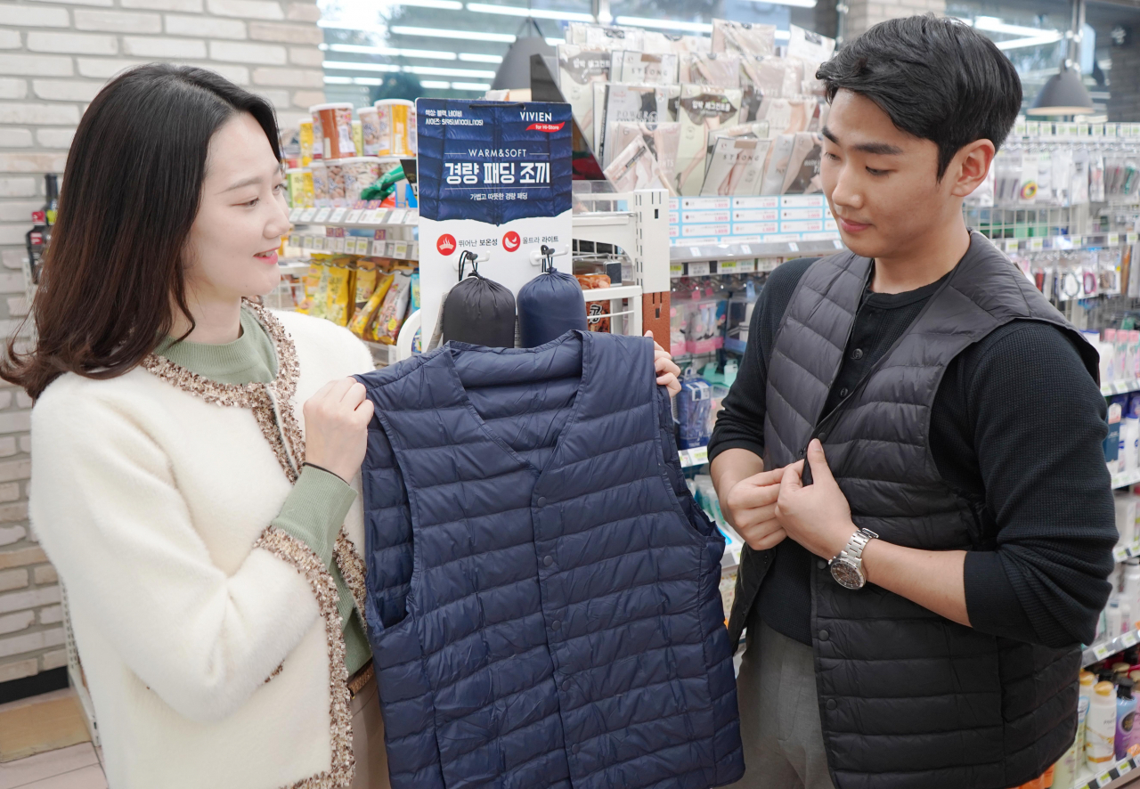 편의점 세븐일레븐이 남영비비안과 협업해 출시한 경량패딩조끼. [세븐일레븐 제공]