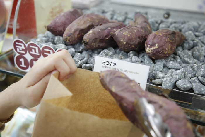 CU 즉석 군고구마. [BGF리테일 제공]