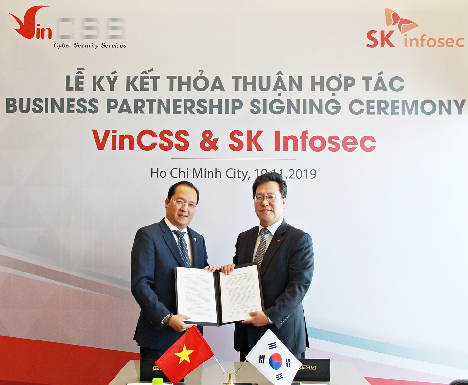 〈사진〉 19일 빈그룹 랜드마크 81 타워에서 이용환 SK인포섹 대표이사(오른쪽)와 트락 빈CSS 대표이사가 정보보안 사업 협력을 위한 파트너십 계약을 체결하는 모습 [SK인포섹 제공]