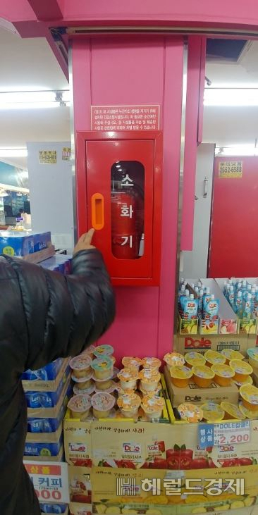 동작구가 겨울철 화재에 대비해 전통시장 내 소화기를 점검하고 있다. [동작구 제공]