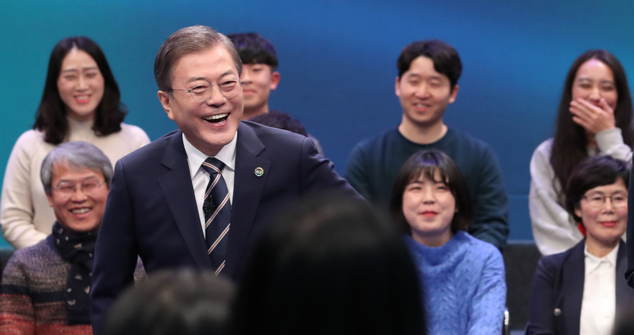 문재인 대통령이 19일 오후 서울 상암동 MBC에서 열린 '국민이 묻는다, 2019 국민과의 대화'에서 패널들의 질문을 받고 있다. 연합뉴스