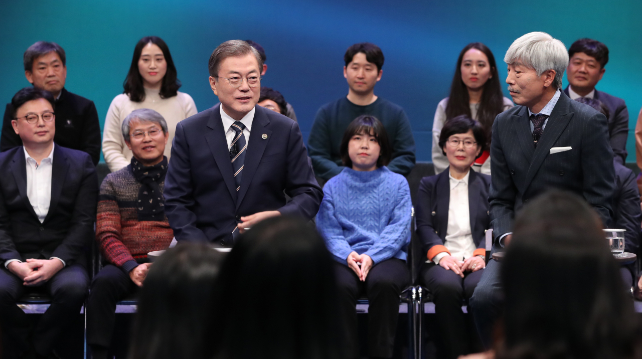 문재인 대통령이 지난 19일 서울 상암동MBC에서 열린 ‘2019 국민과의 대화’에서 한 시민의 질문에 답하고 있다. [사진=연합뉴스]