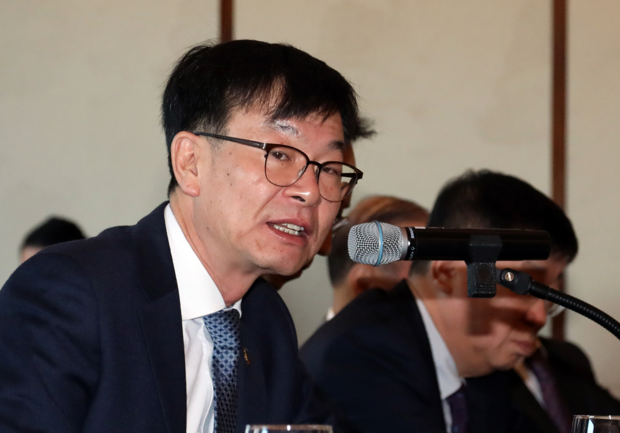 김상조 청와대 정책실장이 20일 서울 중구 조선호텔에서 열린 경총 회장단 정책간담회에서 발언하고 있다. [연합]