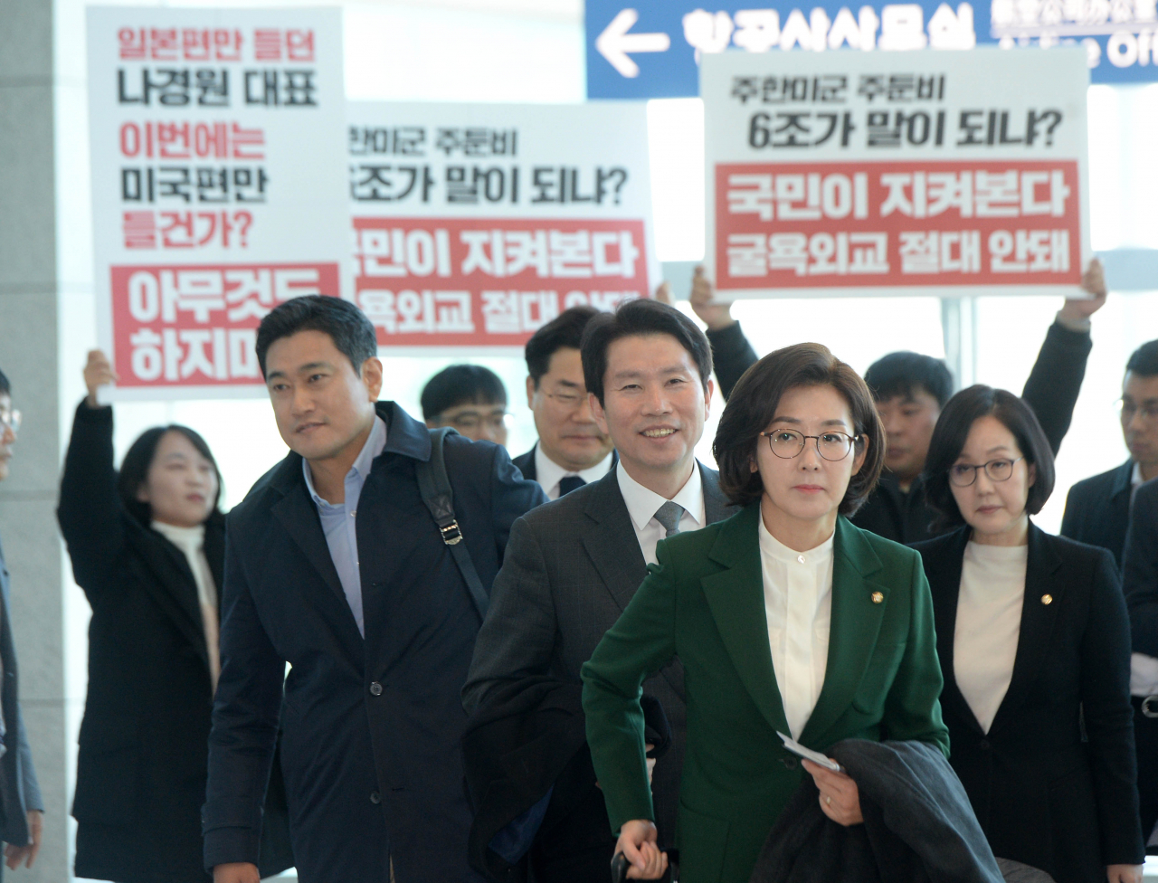 이인영 더불어민주당·나경원 자유한국당·오신환 바른미래당 원내대표 교섭단체 3당 원내대표가 20일 오전 인천국제공항 제2터미널에서 '방위비 분담금 인상'과 관련한 우리 측 입장을 설명하기 위해 미국을 방문하기 위해 출국장으로 이동하고 있다. mook@heraldcorp.com