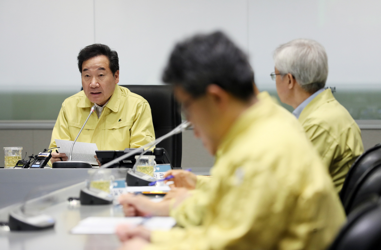 이낙연(왼쪽 첫번째) 국무총리가 20일 오전 정부서울청사 중앙재난안전상황실 서울상황센터에서 제주 어선 화재사고 상황점검회의를 하고 있다. ［연합］
