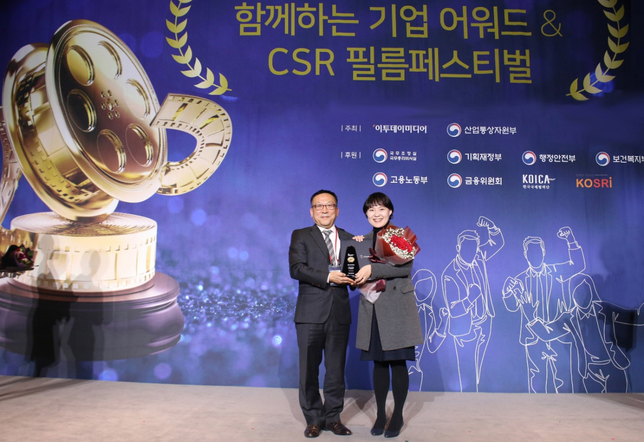 19일 서울 여의도 전경련회관에서 개최된 '2019년 함께하는 기업 어워드 & CSR 필름페스티벌'에서 고용노동부 장관상 ‘평등한 사회 부문’을 수상한 대웅제약 관계자가 수상 후 기념촬영을 하고 있다. (좌) 시상자로 나선 시민석 서울지방고용노동청장 (우) 대웅제약 홍보팀 김혜미 과장