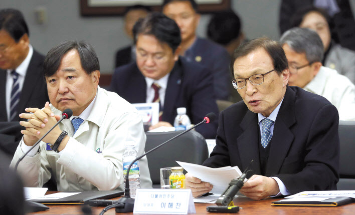 이해찬 더불어민주당 대표(오른쪽)가 20일 오전 경남 사천시 한국항공우주산업(KAI)에서 열린 현장 최고위원회의에서 모두발언하고 있다. 왼쪽은 안현호 한국항공우주산업 대표이사. [연합]