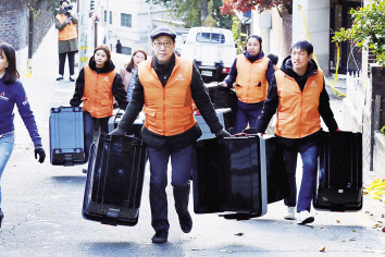 한화갤러리아 김은수 대표 등 임직원 봉사단 11명은 19일 서울시 서초구에 위치한 재건축 단지를 방문, 길고양이 50여 마리의 안전한 겨울나기를 위한 겨울집 및 고양이 급식소 50채를 설치하고 항생제와 사료를 지원하는 ‘길고양이 생명존중 사회공헌 활동을 진행했다. [한화갤러리아 제공]
