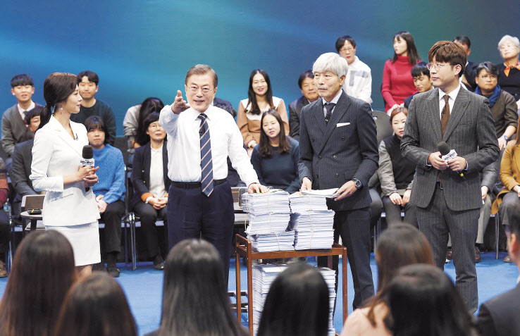 문재인 대통령이 19일 오후 서울 상암동 MBC에서 열린 ‘국민이 묻는다, 2019 국민과의 대화’ 종료 후 시간 관계상 받지 못한 질문지를 전달받고 있다. [연합]