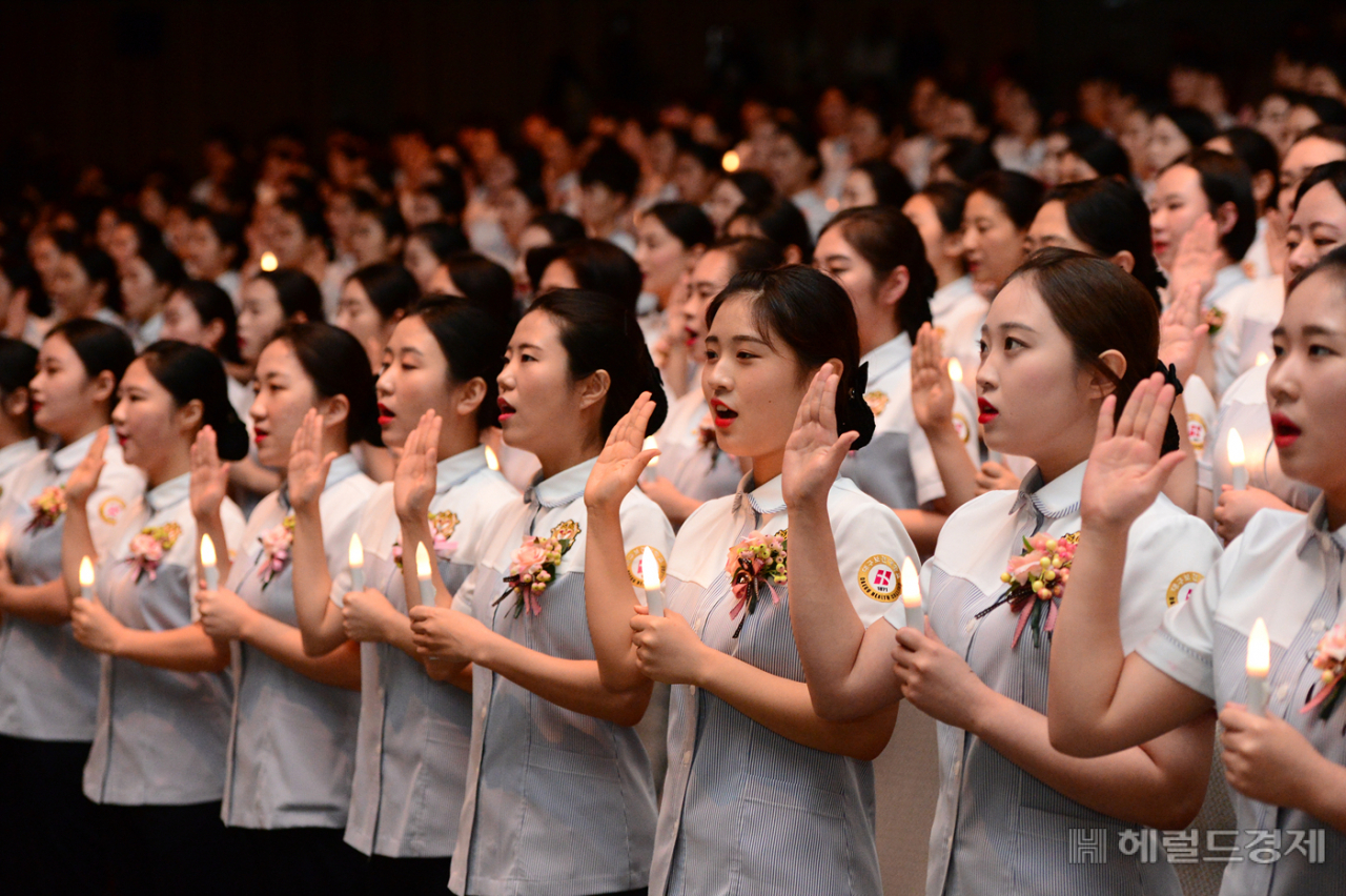 대구보건대 간호학과 학생들이 19일 ‘제21회 나이팅게일 선서식’에서 선서를 하고 있다.[대구보건대 제공]