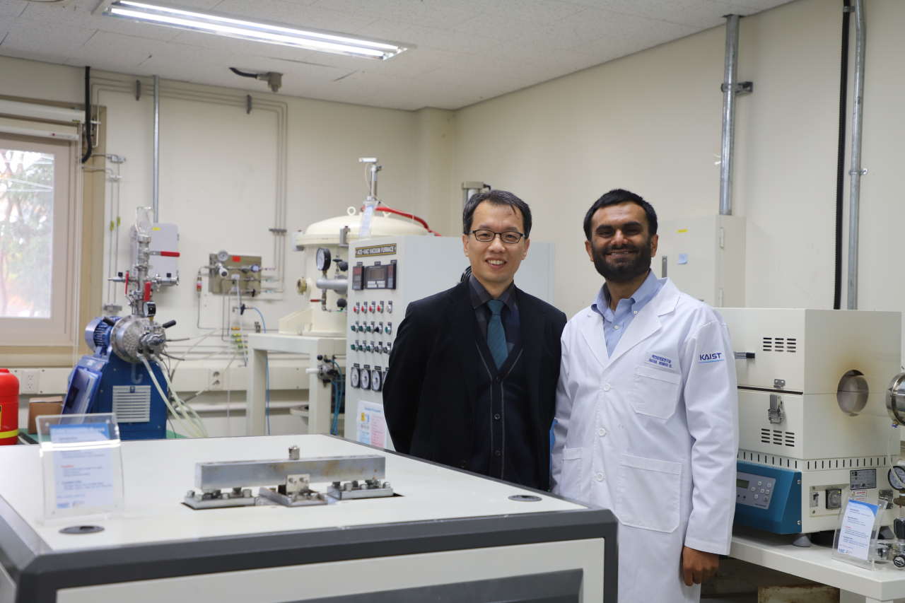 KAIST 원자력및양자공학과 류호진(왼쪽) 교수와 무흐무드 하산 박사.[KAIST 제공]