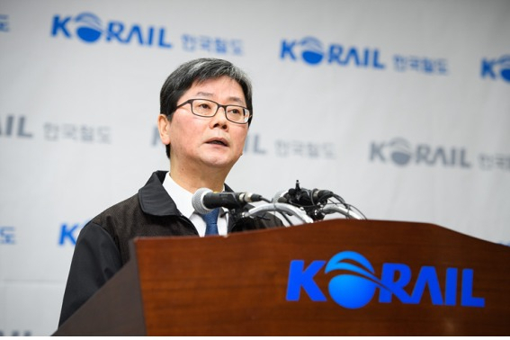 한국철도 손병석 사장이 20일 노동조합의 전면파업에 대한 대국민 사과문을 발표하고 있다.
