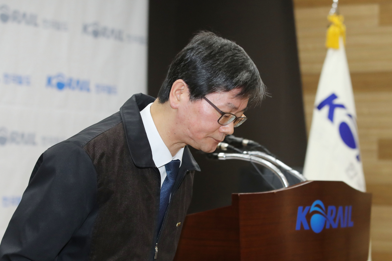 손병석 코레일 사장이 20일 오전 서울 용산구 코레일 서울본부에서 철도노조 파업 관련 사과문을 발표한 뒤 고개를 숙이고 있다. [연합뉴스]