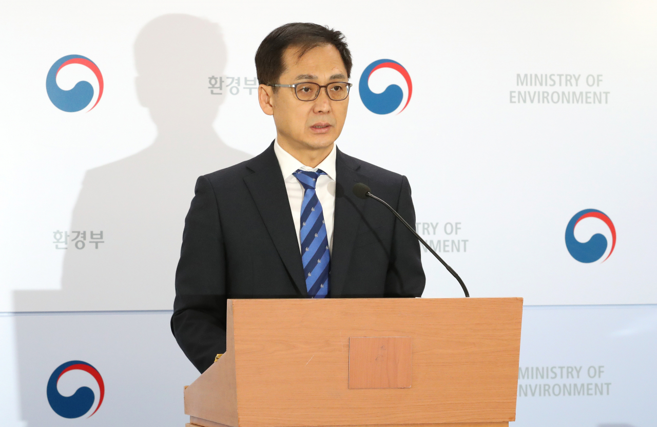 장윤석 국립환경과학원 원장이 20일 오전 세종시 정부세종청사에서 한·중·일 3국의 동북아 장거리이동 대기오염물질 공동연구보고서 발간 브리핑을 하고 있다. [연합]