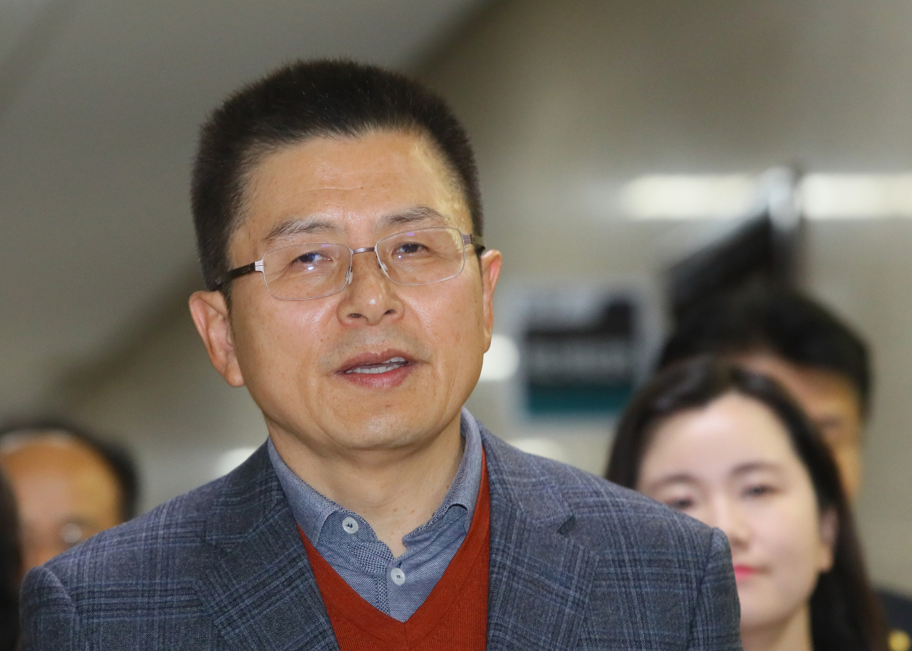 청와대 앞 분수대 광장에서 단식에 들어갈 예정인 황교안 자유한국당 대표가 20일 국회에서 열린 당대표 및 최고위원-중진의원 연석회의에 입장하고 있다. [연합]