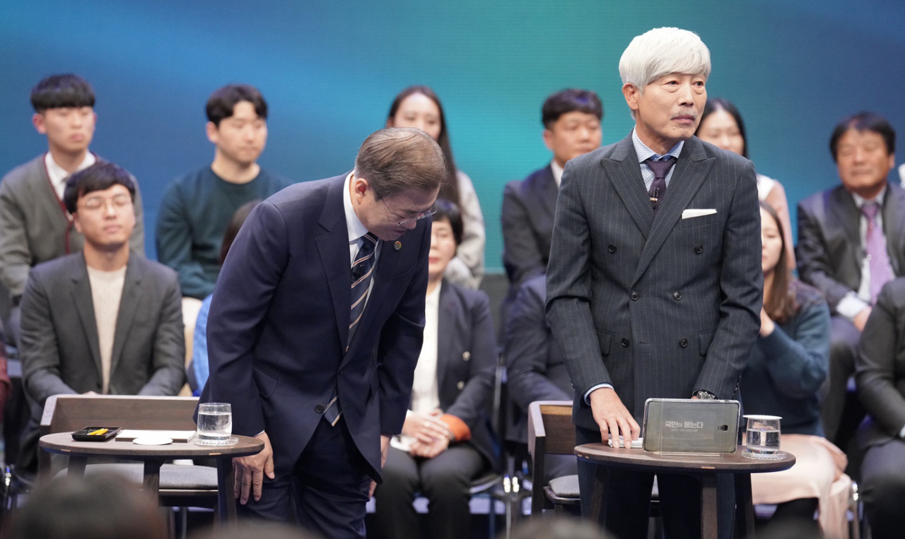 문재인 대통령이 19일 오후 서울 상암동 MBC에서 열린 '국민이 묻는다, 2019 국민과의 대화'에서 고(故) 김민식 군 부모에게 인사하고 있다. [연합]