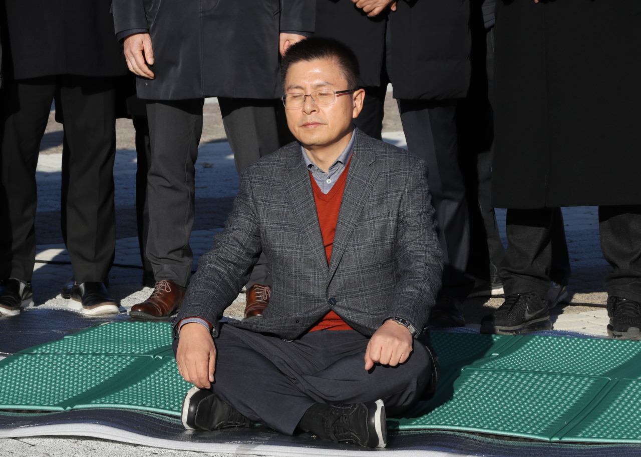자유한국당 황교안 대표가 20일 오후 청와대 앞에서 국정 대전환을 촉구하는 단식 투쟁을 시작하고 있다. [연합]