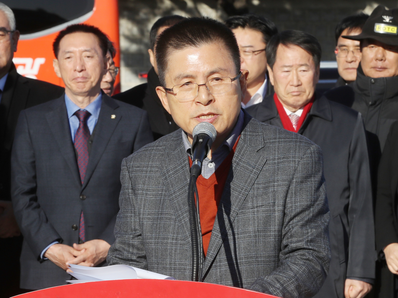 자유한국당 황교안 대표가 20일 오후 청와대 앞에서 대국민 호소문을 발표하고 있다. [연합]