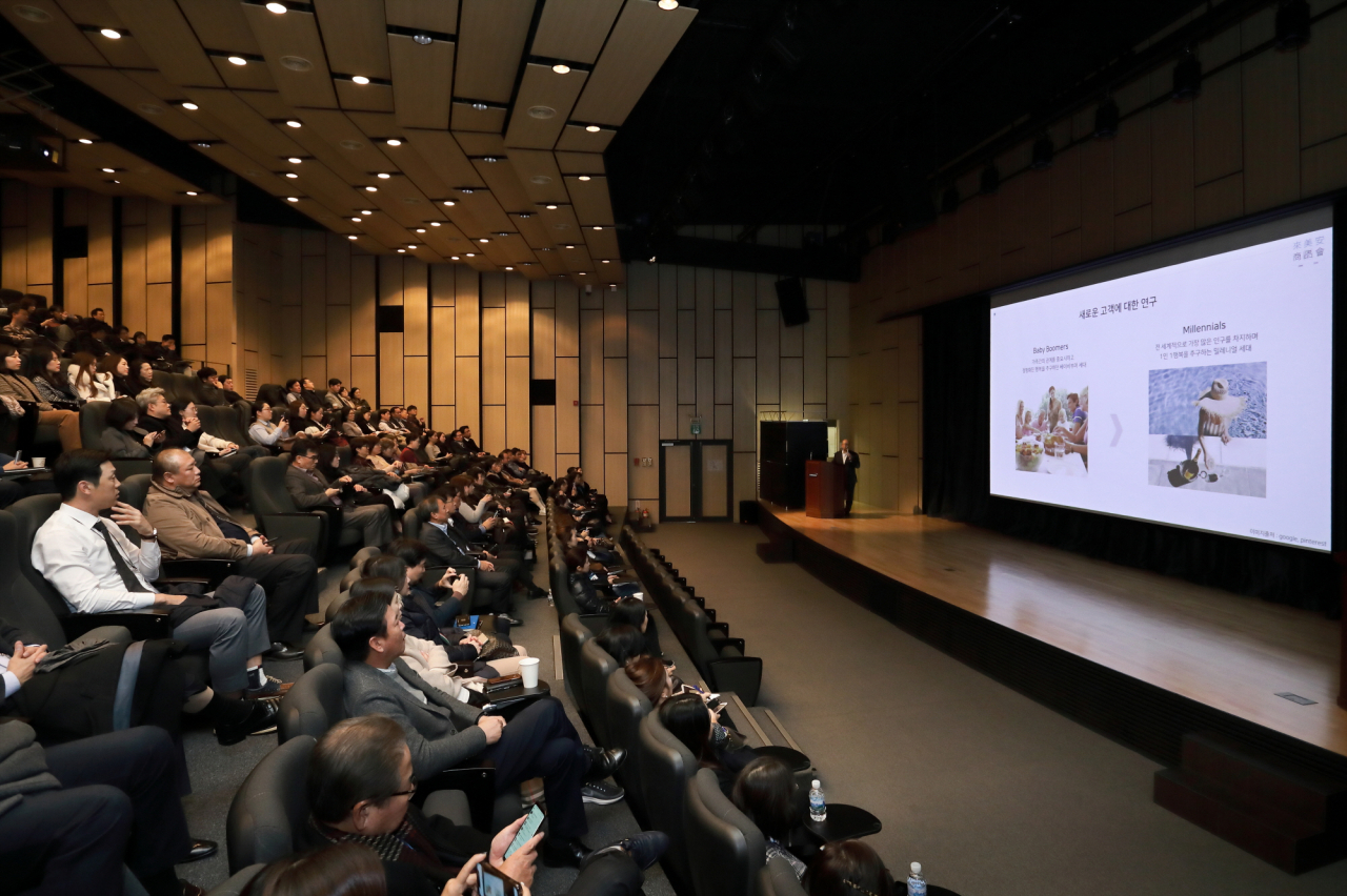 김명석 삼성물산 상품디자인그룹 상무가 19일 송파구 문정동 래미안갤러리에서 ‘넥스트 래미안’ 에 대해 설명하고 있다. [삼성물산]