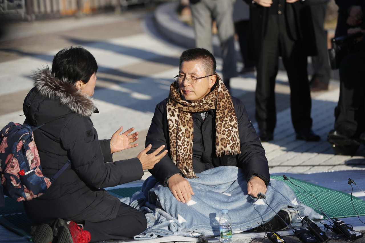 자유한국당 황교안 대표가 20일 오후 청와대 앞에서 국정 대전환을 촉구하는 단식 투쟁을 시작했다. [연합]