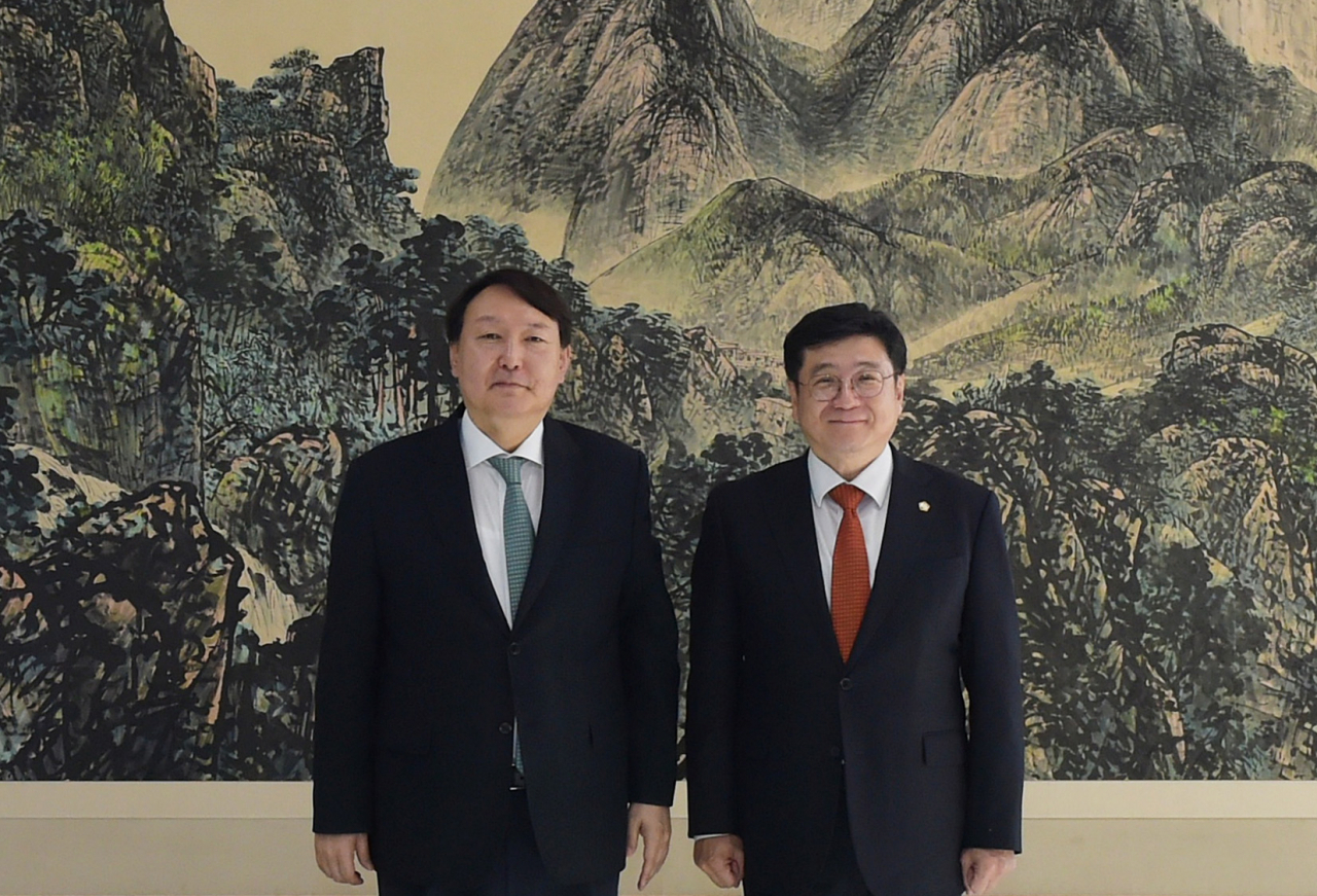 윤석열 검찰총장이 20일 서울 서초구 대검찰청에서 이찬희 대한변협 회장과 오찬 간담회를 갖고 기념촬영하고 있다. 이날 윤 총장은 대한변호사협회 관계자들과 법조계의 고질적 문제로 지적되는 전관예우 근절 방안 등 검찰 개혁 현안을 논의했다. [연합]
