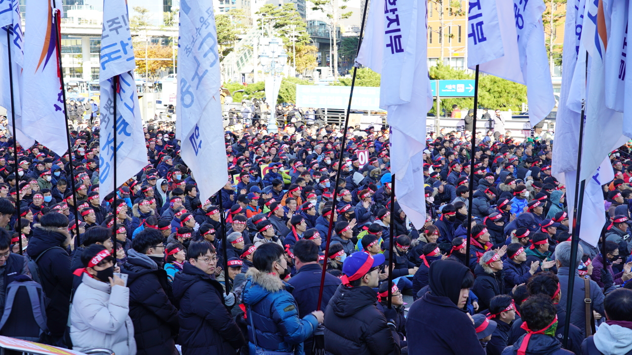 Unionized workers of Korail hold a rally in front of Seoul Station on the first day of the union's strike on Wednesday (Choi Ji-won/ The Korea Herald)