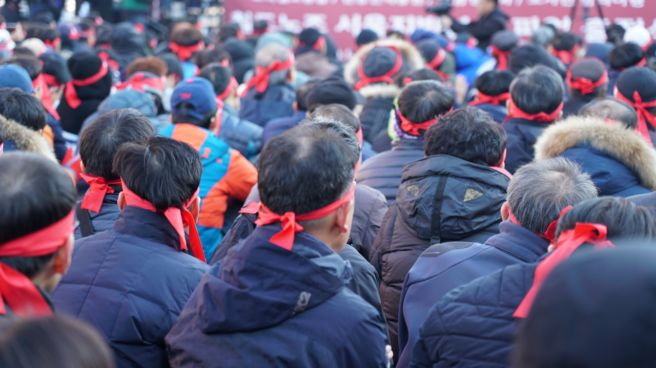 Unionized workers of Korail hold a rally in front of Seoul Station on the first day of the union's strike on Wednesday (Choi Ji-won/ The Korea Herald)