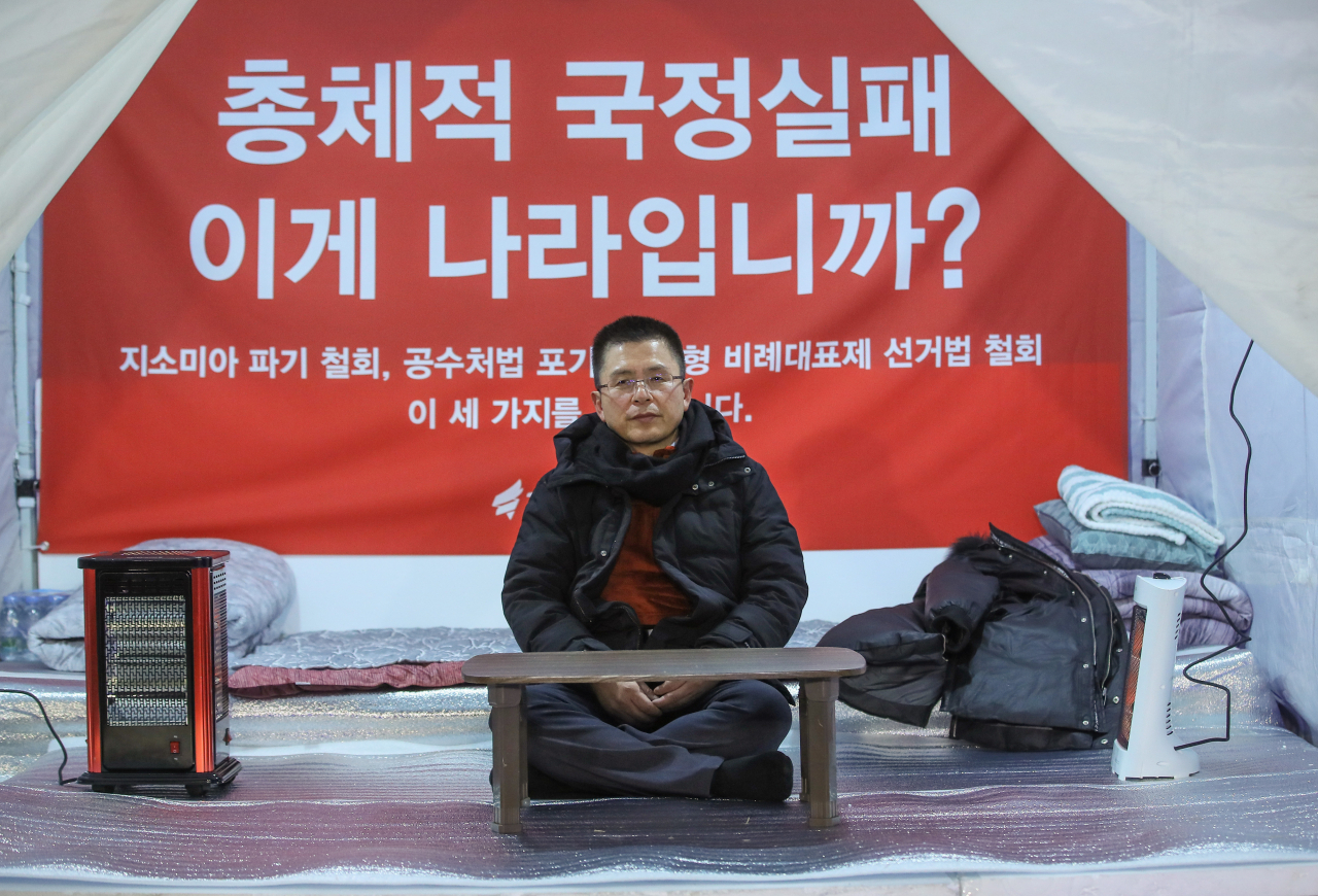 '지소미아 파기 철회, 공수처 설치법 포기, 연동형 비례대표제 선거법 철회'를 요구하며 무기한 단식투쟁에 돌입한 황교안 자유한국당 대표가 20일 저녁 국회 본청 앞에 설치된 천막에서 단식투쟁을 시작하고 있다. [연합]