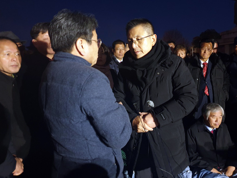 무기한 단식투쟁에 돌입한 자유한국당 황교안 대표가 20일 오후 청와대 앞에서 강기정 정무수석을 만나 얘기를 나누고 있다. [연합]